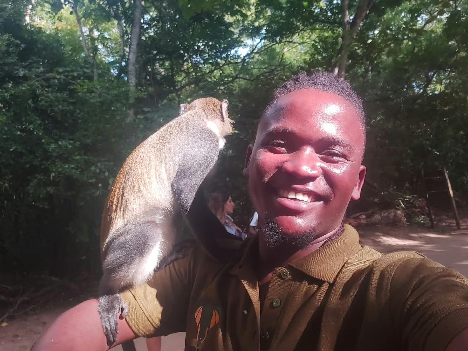 Michael con una scimmia nella foresta
